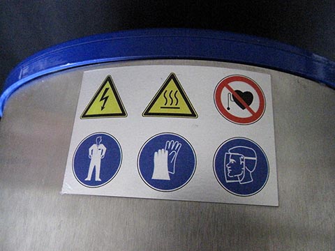 Induktionsgießanlage Indutherm MC15, Walzbachtal (Deutschland). Sicherheitswarnhinweise.