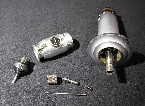 Jean Widmer-Steiner zum Auswuchten einer Schraubenunruh Typ 1. Spindel im zerlegten Zustand: Bohrer, Spannzange, Taster.