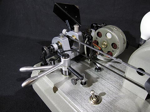 Jean Widmer-Steiner zum Auswuchten einer Schraubenunruh Typ 2, bei dem der Unruhreif zusammen mit der Welle gebohrt werden kann. Bedienhebel.