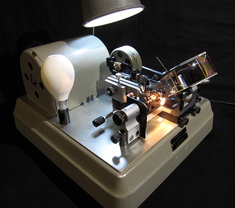 Jean Widmer-Steiner zum Auswuchten einer Schraubenunruh Typ 2, bei dem der Unruhreif zusammen mit der Welle gebohrt werden kann. Gummiball (Blasebalg).