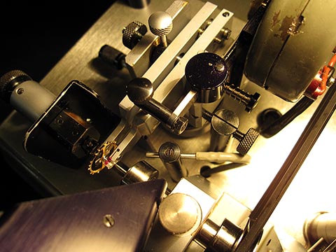 Jean Widmer-Steiner zum Auswuchten einer Schraubenunruh Typ 2, bei dem der Unruhreif zusammen mit der Welle gebohrt werden kann. Draufsicht.