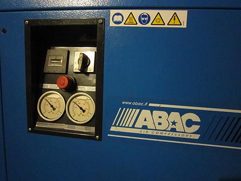 Luftkompressor ABAC B2800B LN M3. Logo und Druckanzeigen, Not-Aus-Schalter.