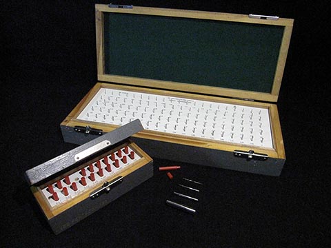 Zwei Kästen mit Kalibrierstiften zur Messung und Kontrolle des Innendurchmessers.