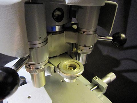 Shimadzu Mikrohärteprüfgerät Typ M, Japan. Aufnahme für die Prüfpyramide.