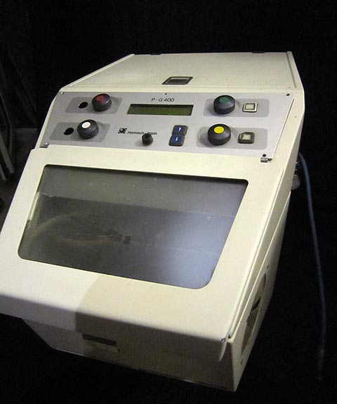 Sandstrahlgerät mit 4 Behältern Harnisch+Rieth P-G 400. Gesamtansicht.