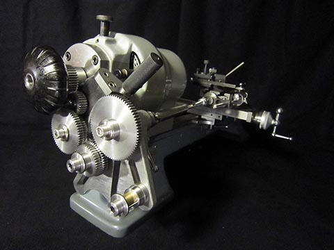 Gewindeschneidapparat, montiert auf Schaublin 70, exklusive Vorrichtung, entwickelt und gefertigt von Alexander Babel. Offene Spindel, 0,9 mm.