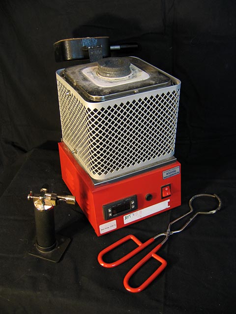 Elektrischer Muffelofen (keramisch) zum Schmelzen und Härten mit Temperatursensor. Spezielle Zangen für den Tiegel.