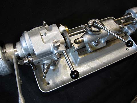 Steinel SR 2 Walzmaschine für Zapfen, Villingen-Schwenningen an der Neckar (Deutschland). Gesamtansicht von oben.