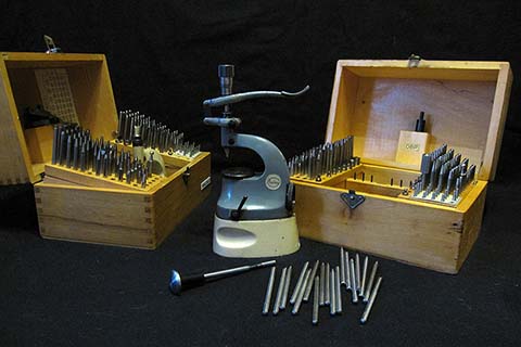 Triebnietmaschine BOLEY, Vorrichtung zum Aufsetzen von Zeigern, Presse. Zwei Kästen mit Punzen.