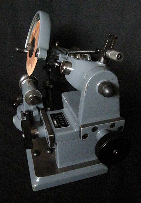 Triebzahnpoliermaschine Prata Typ 11. Holz-Polierscheibe schräg eingestellt.