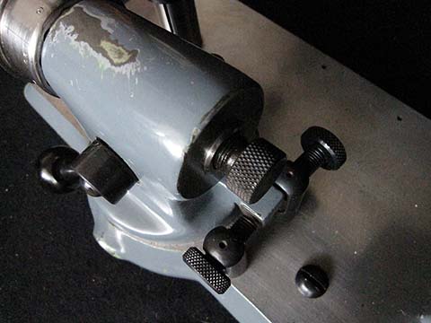 Tribazahnpoliermaschine Prata Typ 11, Tavannes (Schweiz). Einstellschraube der Spindel mit Hartmetalleinlagen.